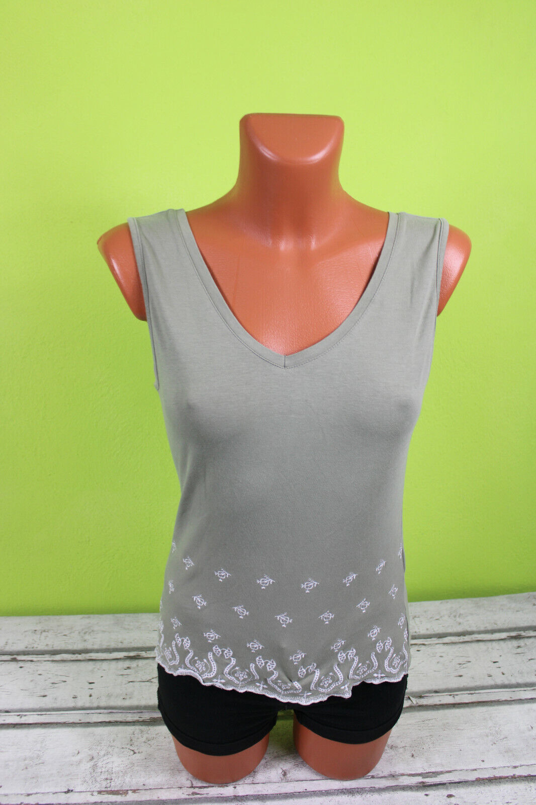 Box#46 Apanage Top S 36 ärmellos grün bestickt Shirt Sommertop Trägertop