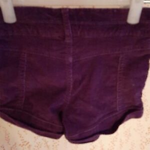 - okay✓ Cordhose kurze Hose Shorts Mädchen in der Größe 116 Farbe aubergine