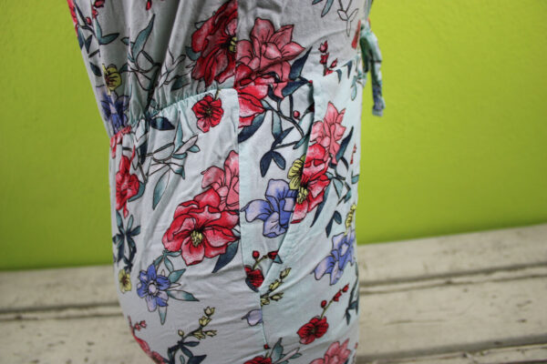 Box#119 Playsuit Jumpsuit 134/140 Overall Einteiler ärmellos Shorts Blumen blau – Bild 4