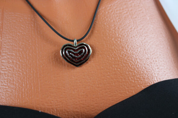 scarlet bijoux Modeschmuck Textil Kette & Anhänger schwarz silber grau Herz – Bild 2